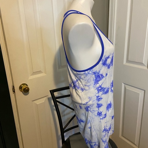 Large work out tank 
Size and brand cut out 
Measurements in photos - Picture 4 of 7